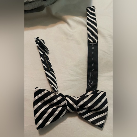 Countess Mara Adjustable 100% silk bowtie Black and White Stripe - Picture 1 of 4